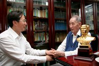 省长韩长赋与“国医大师”任继学亲切交谈