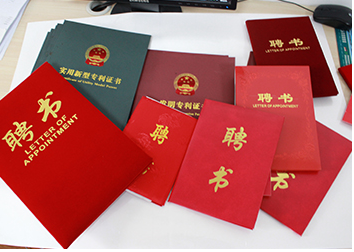 勇攀医峰磨一剑,自创手术铸辉煌——记黄泥磅医院著名泌尿外科专家暨医学发明家张家华教授 勇攀医峰磨一剑,自创手术铸辉煌——记黄泥磅医院著名泌尿外科专家暨医学发明家张家华教授