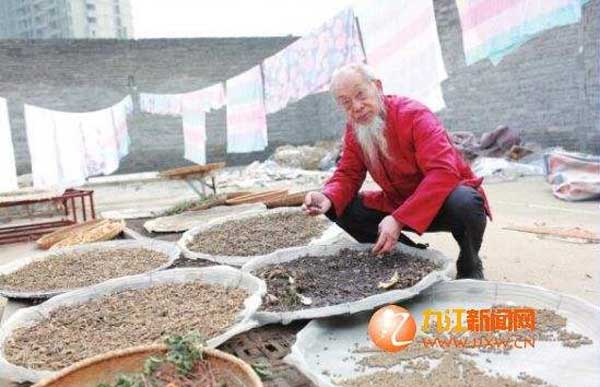 当代本草药王——蔡锦芳