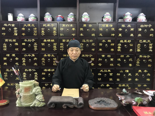 悬壶济世 中医情怀——记著名中医专家科尔沁吕氏中医第三代传人吕会志