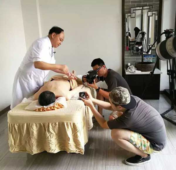 中国蟒针唯一传人 —— 龙国日