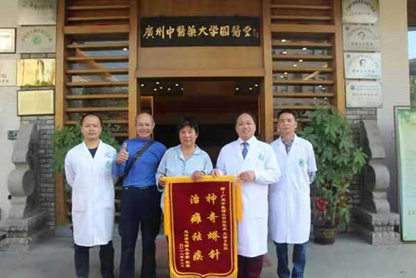 中国蟒针唯一传人 —— 龙国日