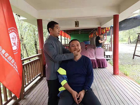 贺刚正骨名满天下　医德医术皆为一流