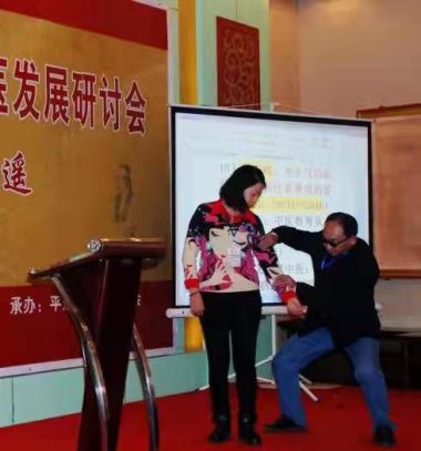 喜迎全国两会·医路前行 慈心大爱中医气功抗癌先锋——陈若峰