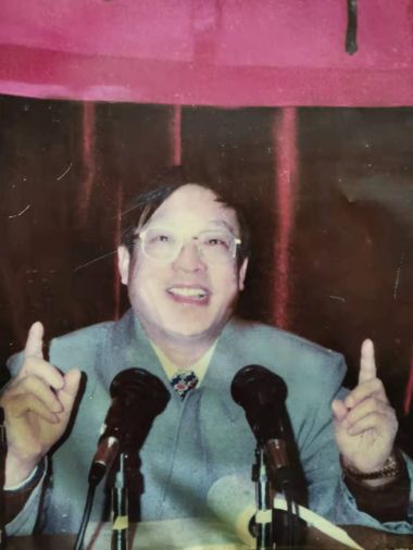 明眼识良医   烈火炼真金-雷超清