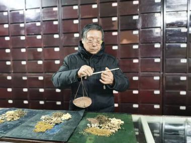 明眼识良医   烈火炼真金-雷超清